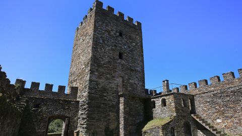 El castillo de Doiras, en Cervantes, es el único visitable, pero varios expertos advierten de los daños que sufren sus estructuras