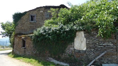 Casa torre de Dumia, en Cervantes, en ruina