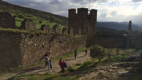 El castillo de Cornatel, en Priaranza del Bierzo, es visitable, aunque está en obras de consolidación