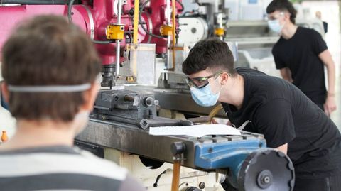 Alumnos de FP haciendo prácticas durante estas semanas tras el confinamiento por el covid-19