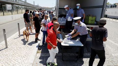 Miembros de la Marina portuguesa reparten comida en Lisboa, donde se han producido varios rebrotes