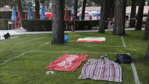 En las piscinas de Monterrei las parcelas para las toallas estan delimitadas