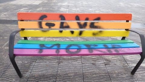 Pintadas en los bancos arcoíris de Langreo