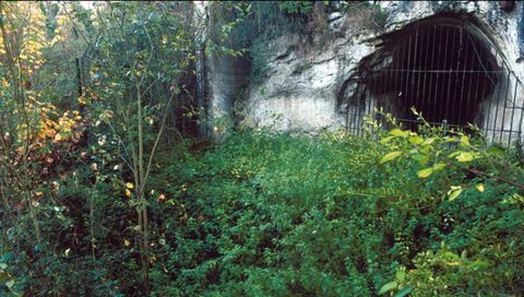 Entrada de la cueva de Las Caldas, en Oviedo. Este importante refugio prehistórico estuvo habitado durante al menos ocho milenios