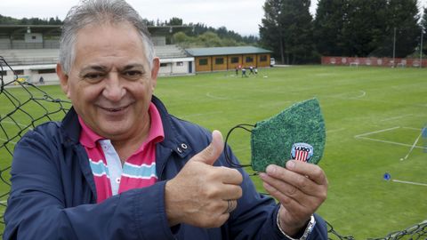 Fran, un socio del Sporting, entregó una mascarilla del Lugo al entrenador de porteros lucense Roberto