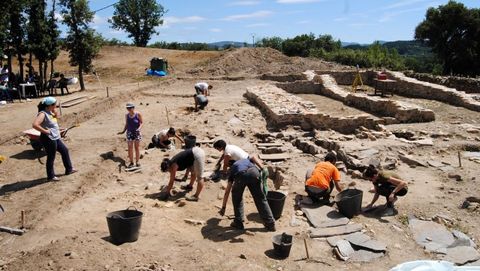 Participantes en uno de los campos de trabajo que participaron en las excavaciones del castro de Cereixa en los últimos años