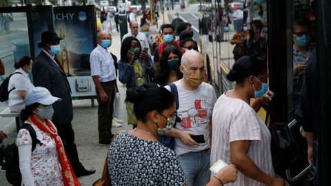 Pasajeros toman un autobús este viernes en Lisboa