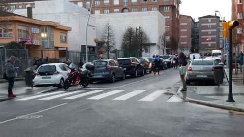 Policas locales multan a conductores aparcados a doble fila a la entrada de un colegio de Gijn