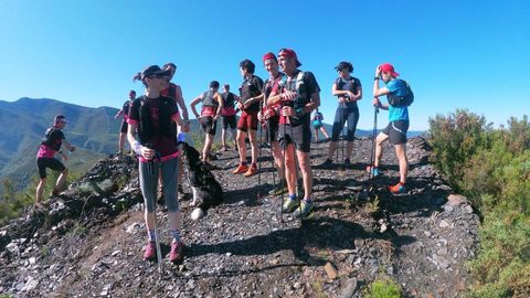 Aficionados al turismo de montaña procedentes de A Coruña, el fin de semana pasado en el Pico do Coto