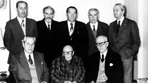Ramón de Artaza, sentado no centro ao carón de familiares e amigos, no día do seu 98 aniversario