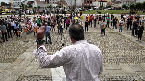 Ortega Smith en un momento del mitin que dio en la plaza de la Compañía. Al fondo, los manifestantes que protestaron contra el acto electoral