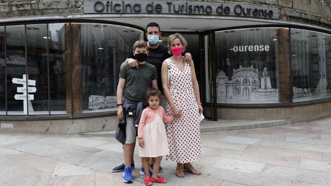 Desde Gijón llegaron Ezequiel Lázaro y Noelia Fernández, con sus hijos