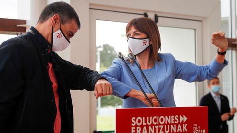 Pedro Sánchez arropó, ayer en San Sebastián, a la candidata socialista Idoia Mendia