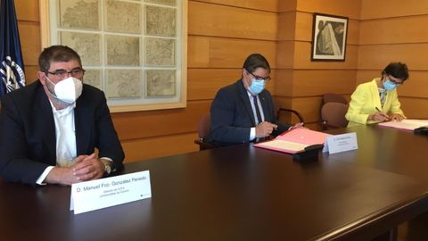 Manuel González Penedo, Julio Abalde Alonso y Sonia Ruiz Vargas en la firma del convenio entre la UDC y ASPACE Coruña