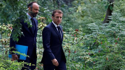 Emmanuel Macron y el primer ministro, Edouard Philippe, este lunes, en los jardines del Elseo