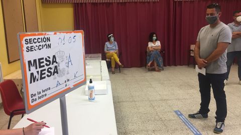 Simulacro de votación para el 12J en un colegio de Marín