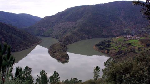 En la aldea de A Cubela —a la derecha— existió antiguamente un paso de barcas a través del Sil