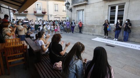 Concentración frente al consistorio sarriano en un acto contra la violencia machista