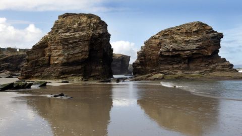 Playa de As Catedrais, Ribadeo. Más de 3.000 personas tienen entradas cada día para visitar la playa de As Catedrais, que sigue atrayendo turistas a pesar de las limitaciones de la pandemia