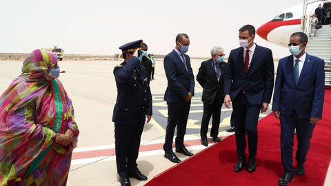 El primer ministro de Mauritania, Ismail Ould Bedde Ould Cheikh Sidiya, recibe a Pedro Sánchez en el que es su primer viaje oficial desde la crisis causada por el covid-19