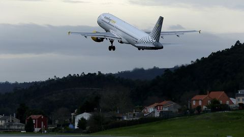 Imagen de archivo de un avión de Vueling despegando en el aeropuerto de Alvedro