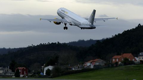 Imagen de archivo de un avin de Vueling despegando en el aeropuerto de Alvedro