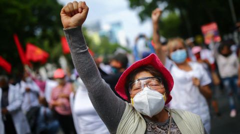 Una mexicana durante las protestas de los trabajadores sanitarios que demandan mejores condiciones