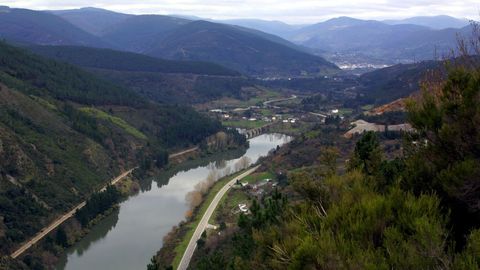 Una vista de Quiroga y del río Sil desde un mirador de la parroquia de Torbeo, en Ribas de Sil