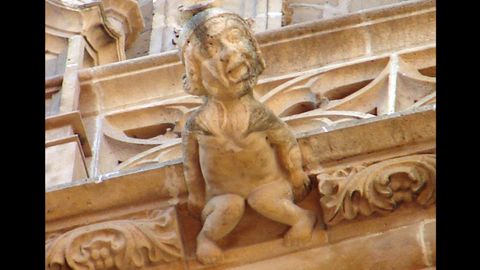 Un personaje humano como grgola en la Catedral de Oviedo. La expresin de angustia o sufrimiento podra representar el castigo a los pecadores, soportando eternamente el peso de la cornisa