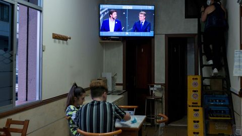 Clientes de un bar durante el debate electoral