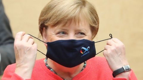 Merkel se pone la mascarilla al iniciar este viernes su intervención en la Cámara Alta alemana