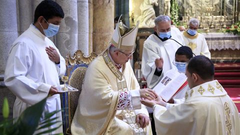 Una vez revestidos ya con las vestimentas del sacerdote, sus manos son ungidas con el Santo Crisma