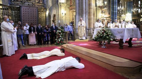 Los candidatos se postran en el suelo en señal de humildad y de súplica.