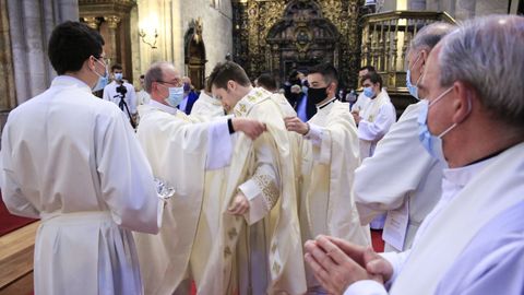 Los nuevos sacerdotes reciben la casulla y la estola típicas de la vestimenta eclesiástica.