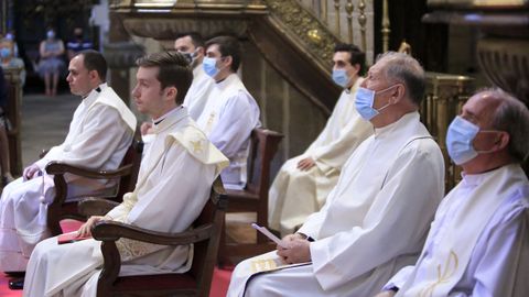 Carlos Jesús Sánchez, a la izquierda, y Alejandro Asorey fueron ordenados sacerdotes en una ceremonia celebrada en la Catedral y presidida por el obispo, Alfonso Carrasco Rouco.