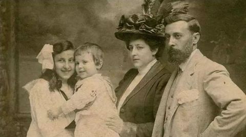 El ribadense Narciso Obanza y su familia