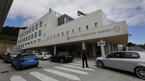 Fila de coches ante el Hospital Público da Mariña esperando para hacer las pruebas del coronavirus
