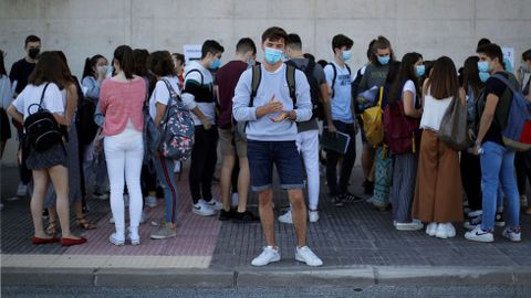 Imagen de archivo de estudiantes navarros antes de entrar en los recintos preparados para acoger la selectividad, que en esa comunidad se celebró la semana pasada