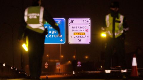 Imagen de archivo de un control de la Guardia Civil en un enlace de la A-8 al centro de Ribadeo para los vehículos que proceden de Asturias