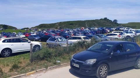 Uno de los muchos parkings privados a pie de playa, en los prados cercanos al arenal del Borizu, Llanes, el pasado domingo