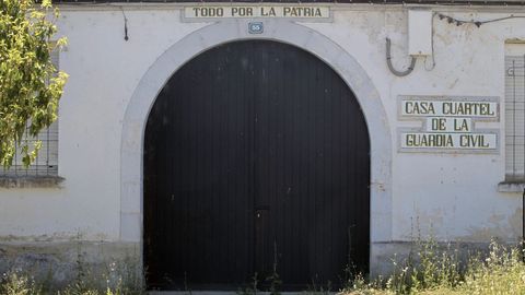 Puerta de acceso al cuartel de A Pobra do Brollón, que leva unos cinco años abandonado