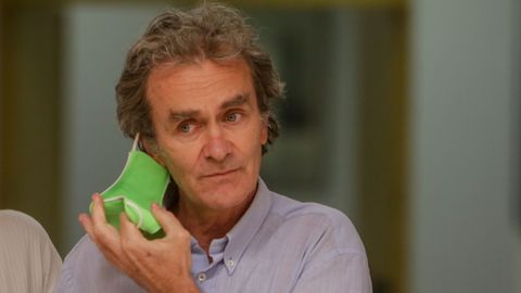 Fernando Simón se quita su mascarilla para iniciar su intervención