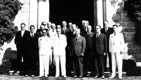 Consejo de Ministros en el Pazo de Meirs, presidido por el general Francisco Franco Bahamonde. A la izquierda aparece Manuel Fraga Iribarne.