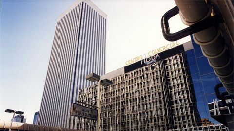 Al fondo a la izquierda, la Torre Picasso, edificio que Pontegadea compró a FCC en el 2011 por 400 millones de euros.
