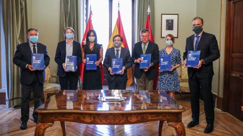 El alcalde de Madrid, José Luis Martínez-Almeida, la vicealcadesa, Begoña Villacís, el portavoz socialista, Pepu Hernández, las portavoces de Más Madrid Marta Higueras y Rita Maestre, y de VOX, José Ortega Smith, durante la firmado de los Acuerdos de la Villa