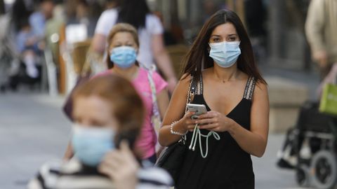 Gente con mascarilla, en una calle de Ourense