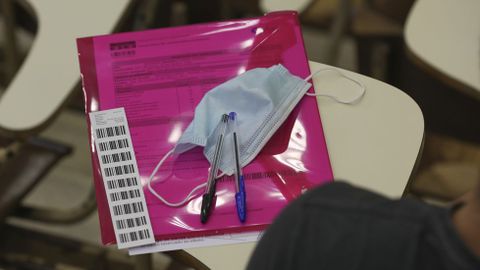 La mascarilla es obligatoria en el examen de la selectividad, aunque una vez en el pupitre el alumno se la puede quitar