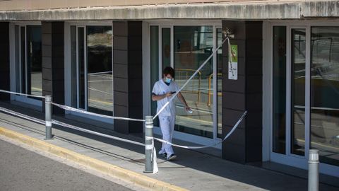 Un sanitario en el hospital de Lleida