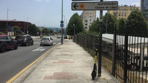 Patinete de la empresa Buny, anclado de manera irregular en Lugo