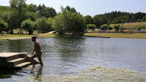 Chamoso (O Corgo). El área de baño de O Corgo cuenta con parque infantil, ducha, zonas de sombra, merenderos y agua cristalina. El acceso al agua es de lo más sencillo. Los usuarios habituales cuentan que perciben menos usuarios que otros años, cuando desde el mes de mayo ya solía haber movimiento.